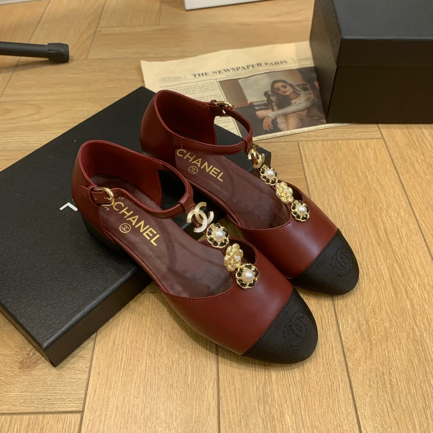 👟👟Ex-factory price 520👟👟 🍀Purchase-grade CHANEL Xiaoxiang 25ss early spring new Mary Jane shoes, retro French elegance, full of high-end sense. Fragrant granny diamond hollow Mary Jane sandals, a pair of very popular sandals recently! The exposed-leg design directly lengthens your legs! Very white fairy style. A complete interpretation of French romance! The fabric is imported cowhide, and the lining is sheepskin. It is soft and delicate, and the foot feels 100% comfortable. It is beautiful and ultra-feminine at the same time. Italian leather outsole Size: #35-41 (40-41 custom-made, non-refundable) 👉